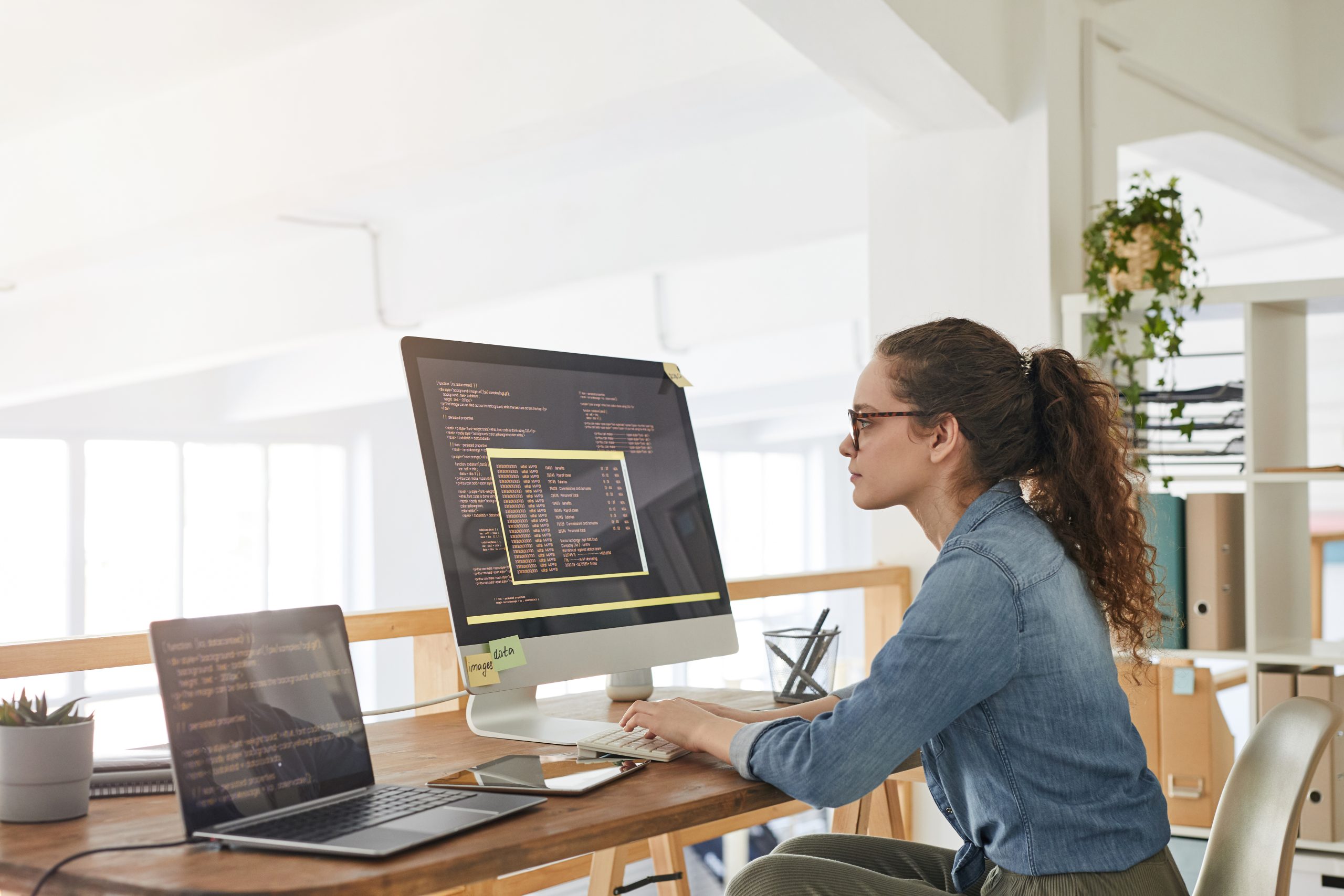 Side,View,Portrait,Of,Female,It,Developer,Typing,On,Keyboard